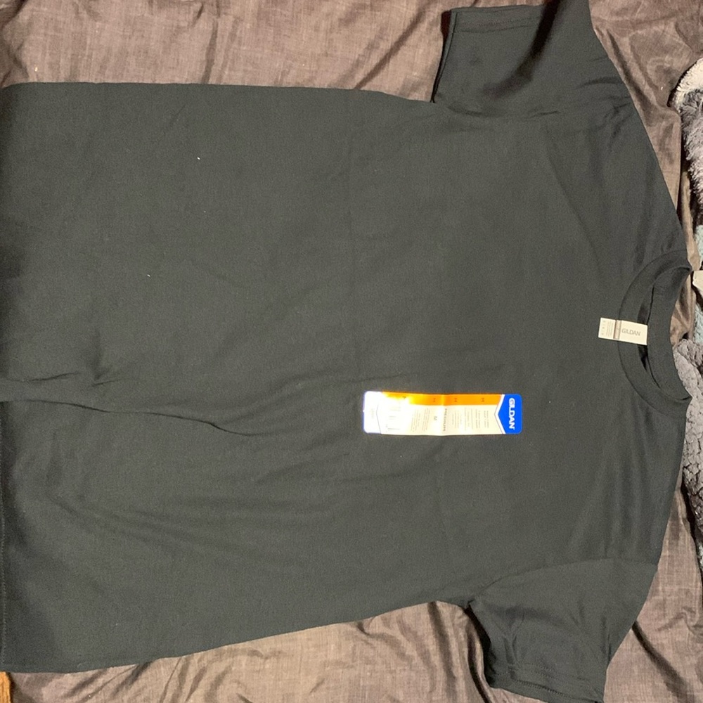 Women’s NEW GILDAN black shirt size Medium